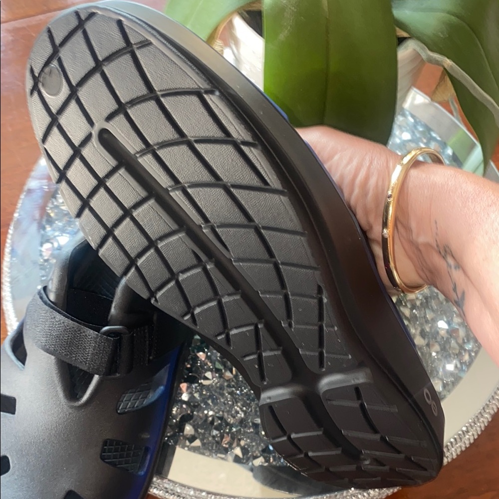 OOFOS Black Loafers with Breathable Design - Picture 8 of 8